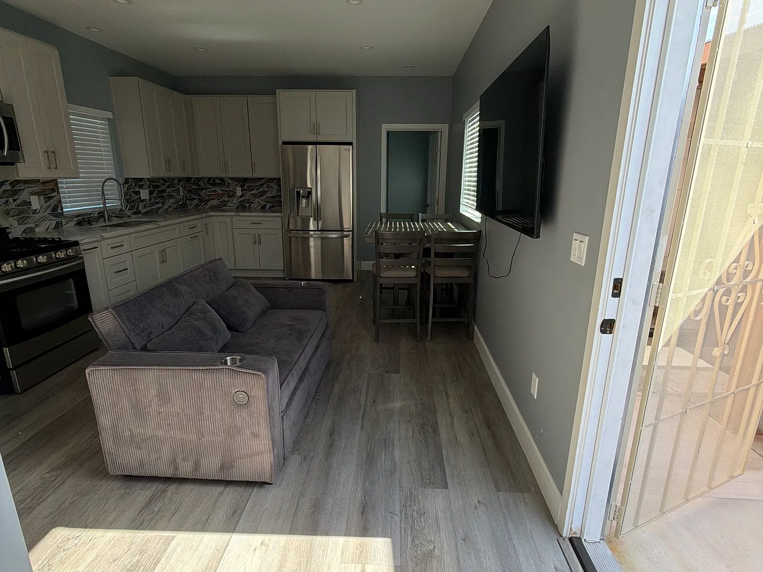 2 bed, 760 sqft, $2,400 — Photo 1