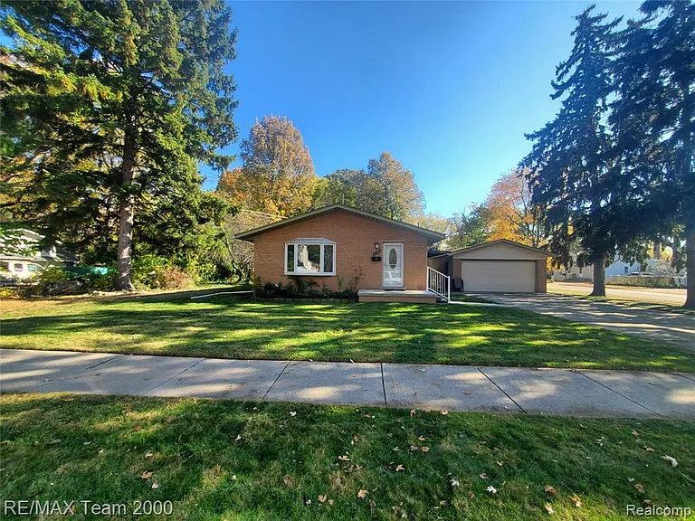 4565 Universal St — Photo 1