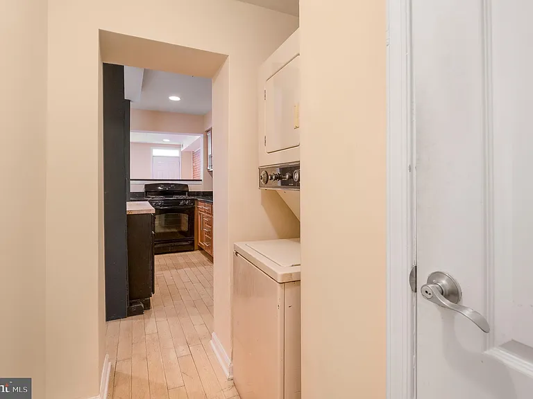1123 W Lombard St — Photo 22