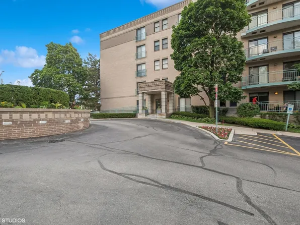 4747 Howard St APT 205, Skokie, IL 60076