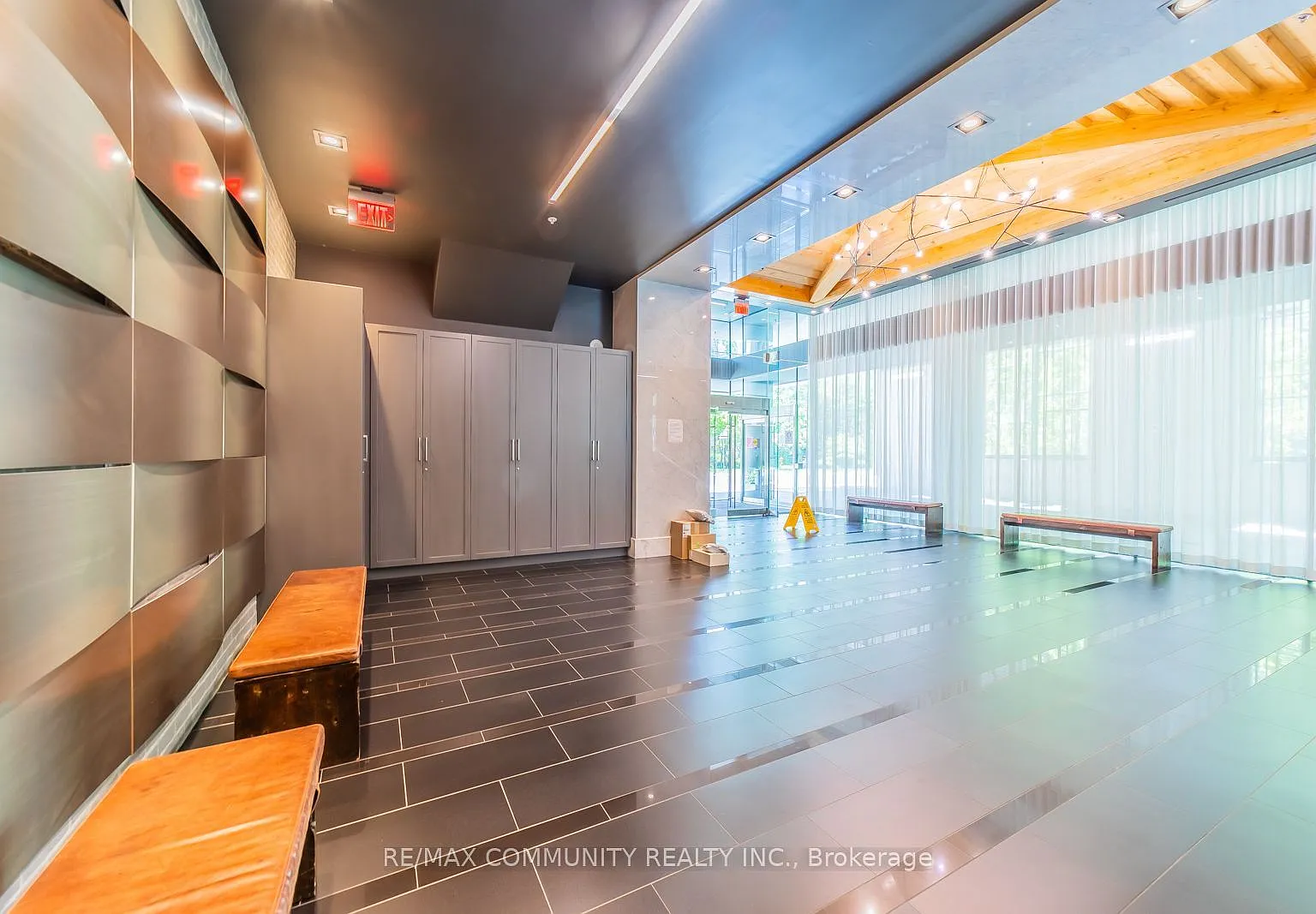 210 Simcoe St — Photo 3