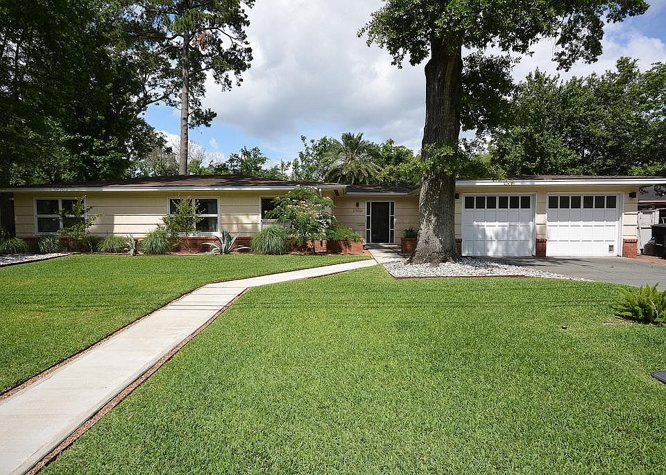 Pristine, light & bright 3/2 with gameroom