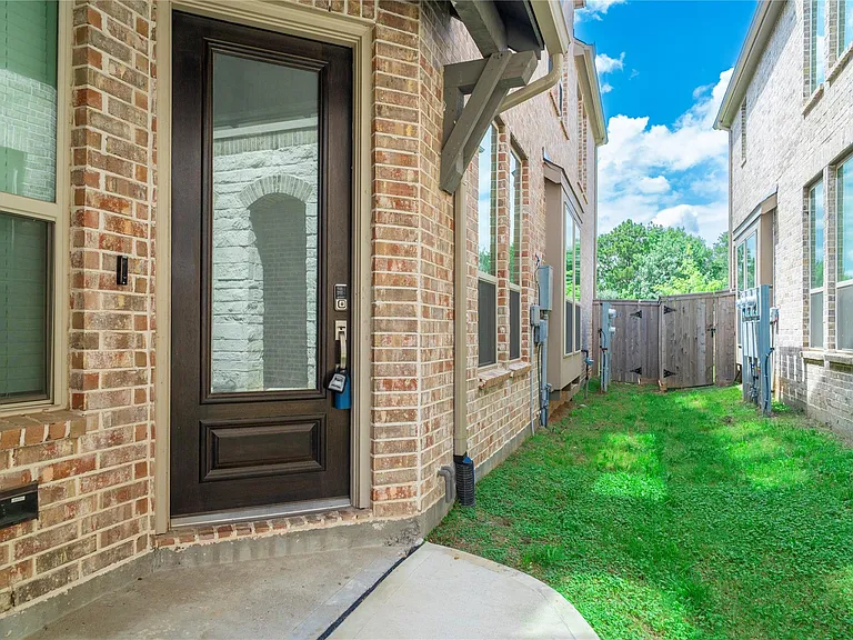 6526 Bramble Cove Ln — Photo 3