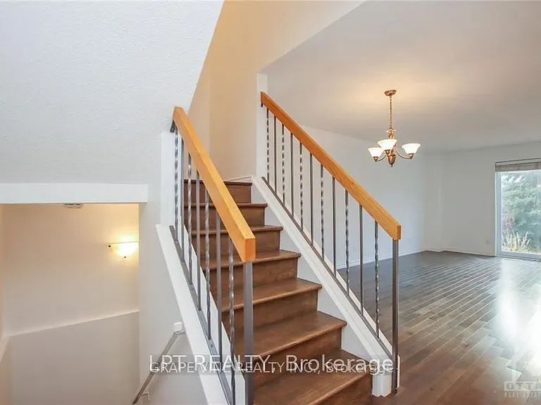 121 Erin Cres — Photo 4