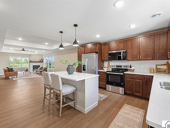 4th image of 200 Connie Ln E