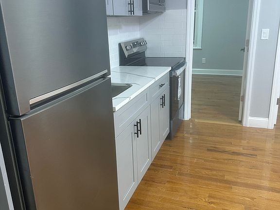3rd image of 950 E 217th St #5