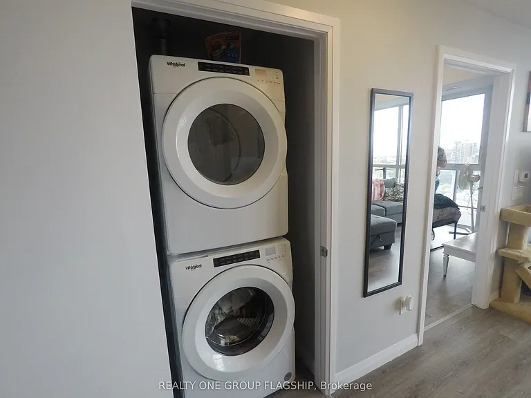 60 Charles St W — Photo 10