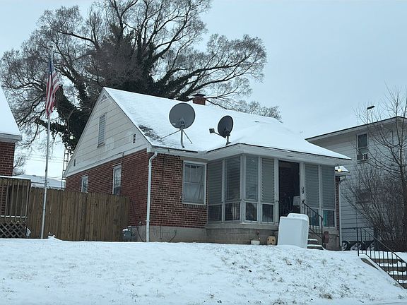 3rd image of 821 E Northern Ave