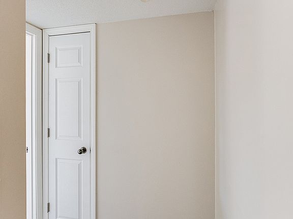 5th image of 920 Summit Ave #301