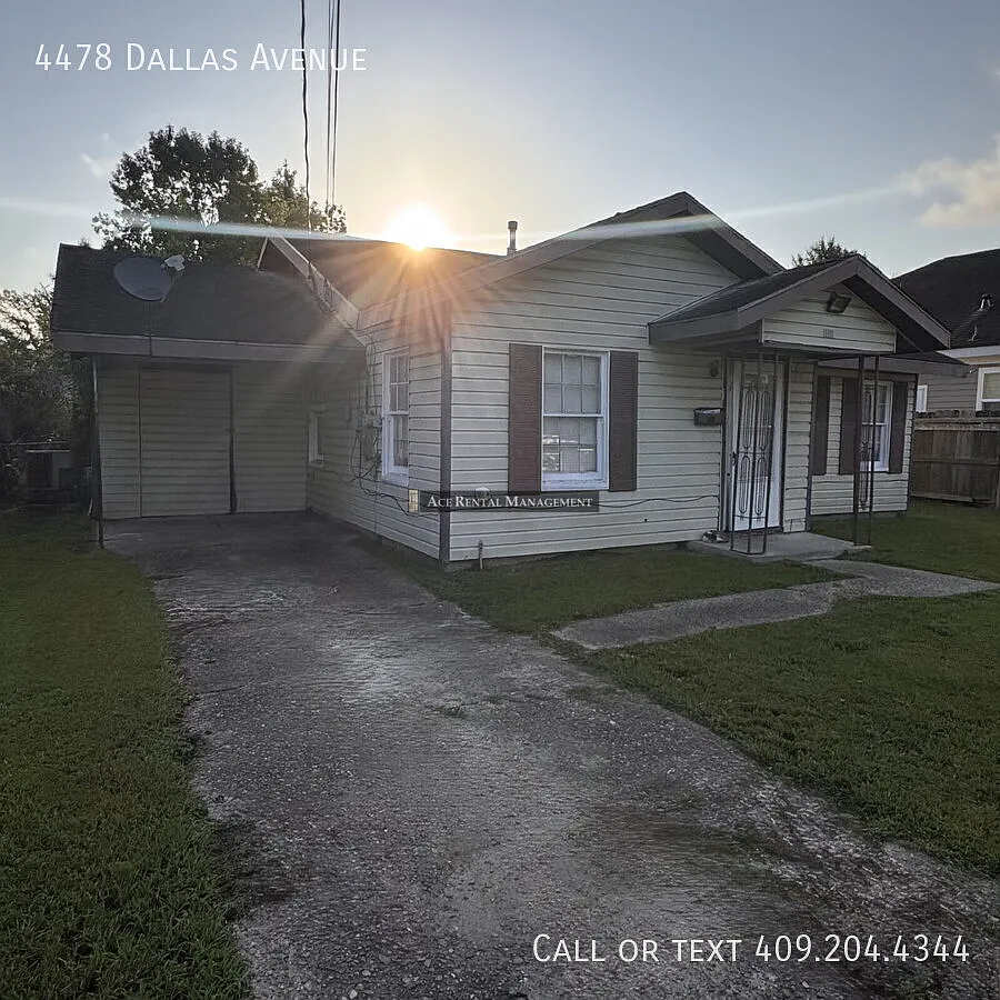 2 Bedroom | 1 Bathroom Single Family Home located in the North end of Beaumont, TX is waiting for... — Photo 1
