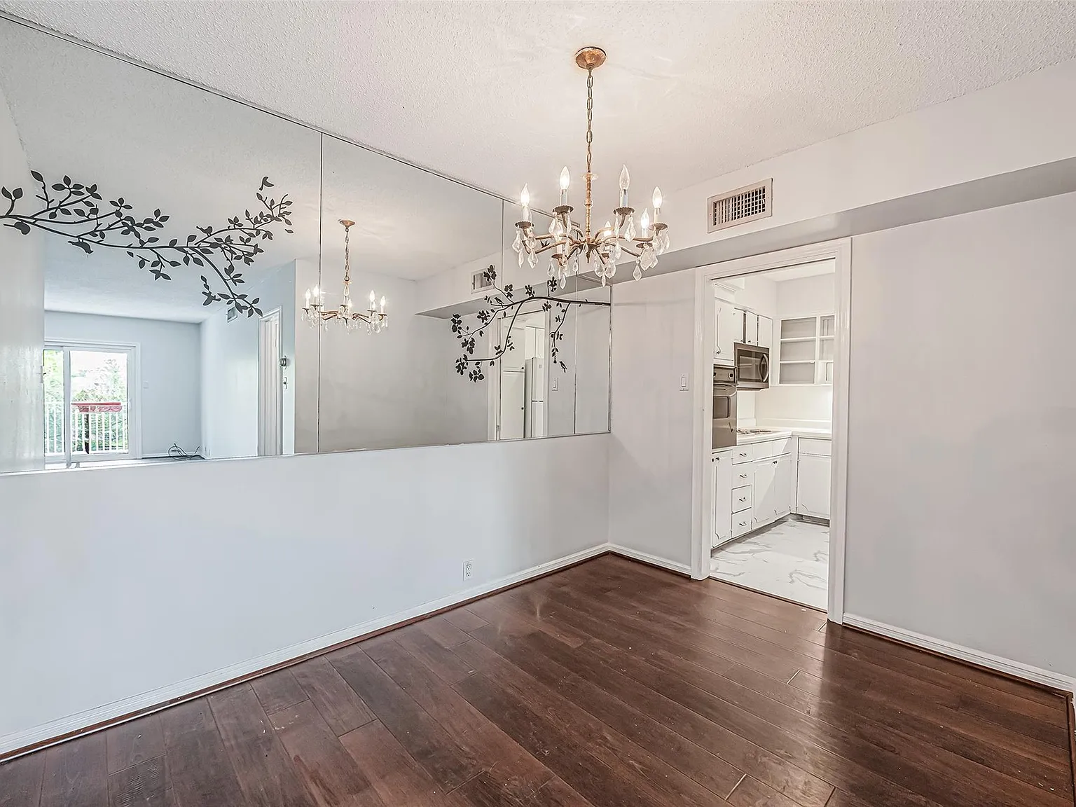 1 bed, 1.0 bath, 744 sqft, $1,200 — Photo 2