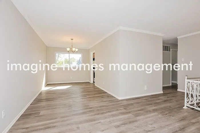 908 Broadhurst Dr — Photo 5