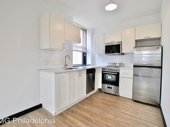 3rd image of 909 Corinthian Ave APT 204