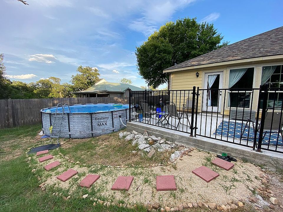 2nd image of 126 Shadow Oaks Ln