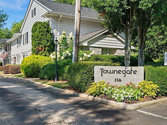 3rd image of 136 Peachtree Memorial Dr NW APT Va3