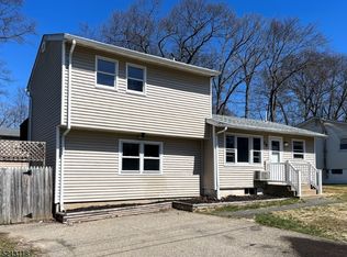 15 Carteret Rd, Hopatcong, NJ 07843