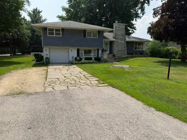 360 Swanson Rd, Sycamore, IL 60178