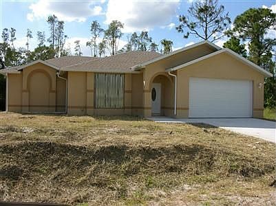 Unbelievable location, minutes from US41 and shopping in the heart of South Fort Myers