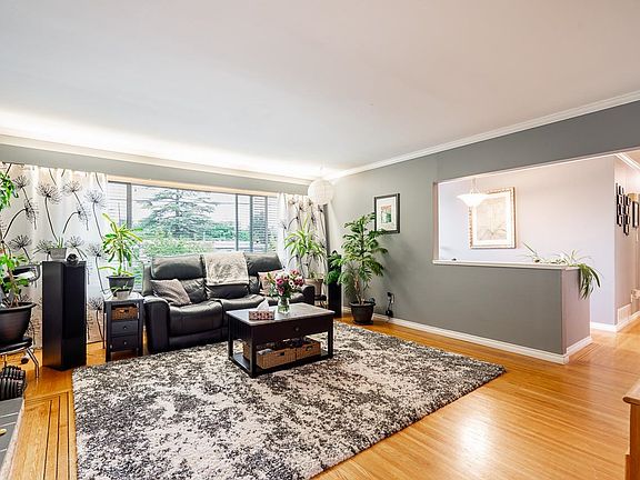 2nd image of 12528 Pinewood Cres