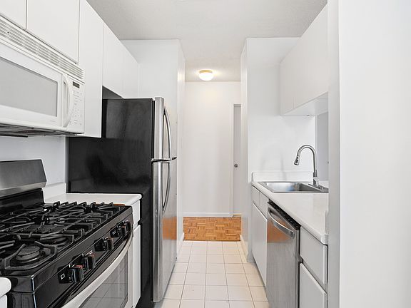 4th image of 250 E 40th St APT 4E