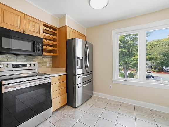 3rd image of 330 Sunderland Rd #18C