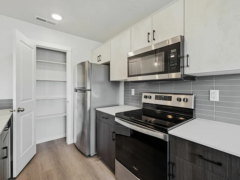 Kitchen & Dining