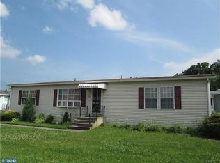 561 Raccoon Ln, Mount Laurel, NJ 08054