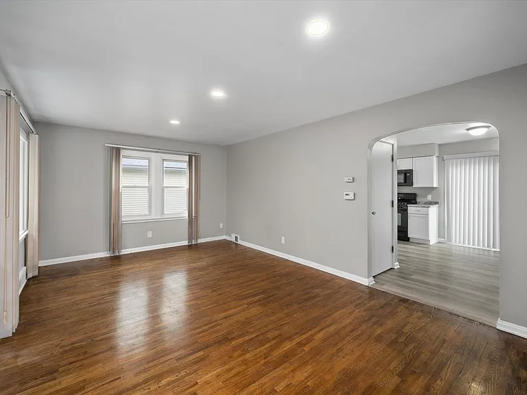 2607 Stanford Ave — Photo 3