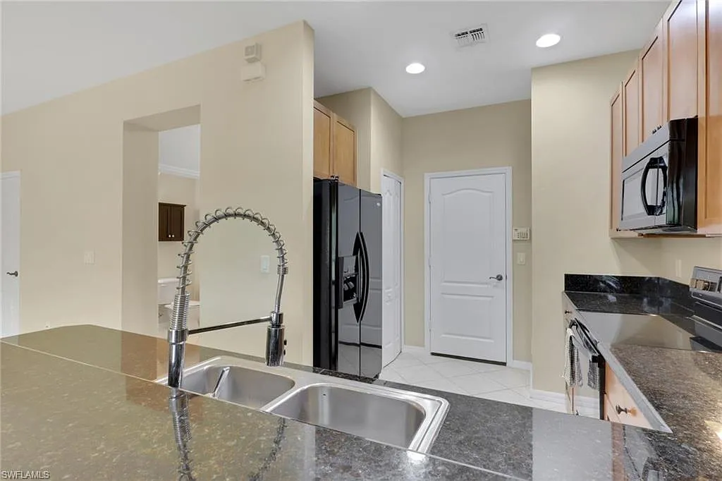 3 bed, 2.5 bath, 1596 sqft, $1,950 — Photo 2