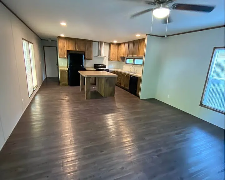 1410 N Lakeview Dr — Photo 2