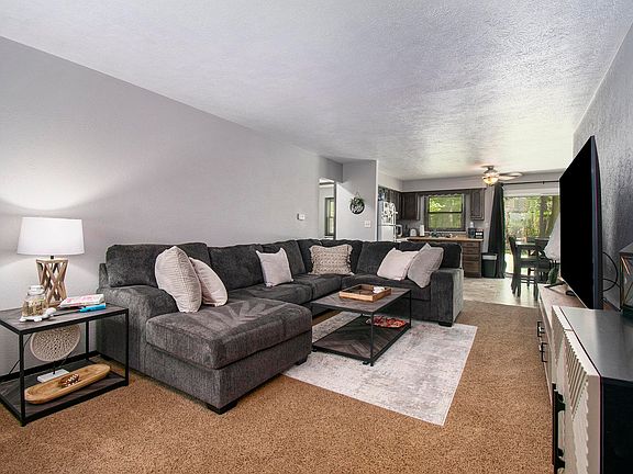 3rd image of 25609-25611 Thelmadale Dr