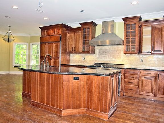 oversized eat in kitchen w/center island 