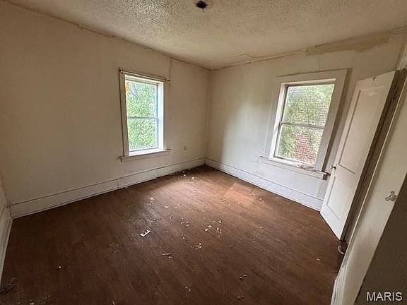 3rd image of 3534 Giles Ave