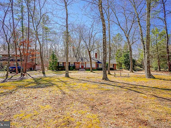 3rd image of 19 Sandra Ln