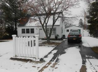 40 John Ln, Levittown, NY 11756