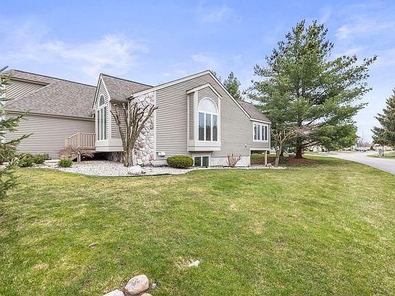 4th image of 18 Drake Dr E