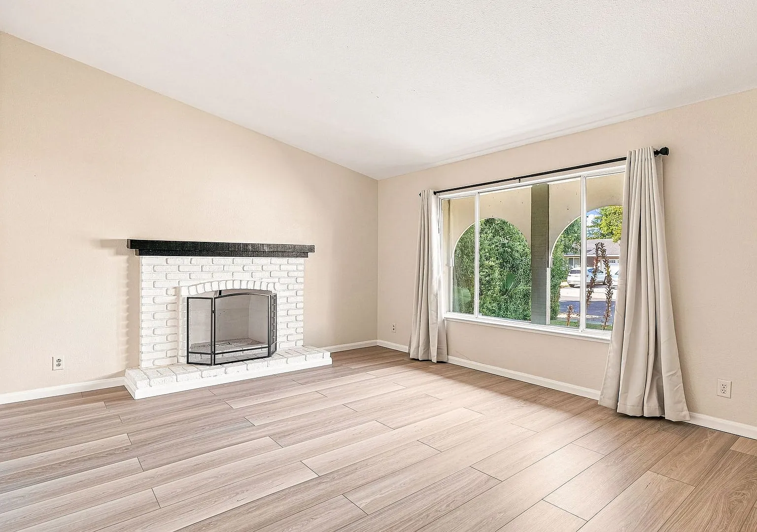 Beautifully Updated 4 Bed 2 Bath Home — Photo 4