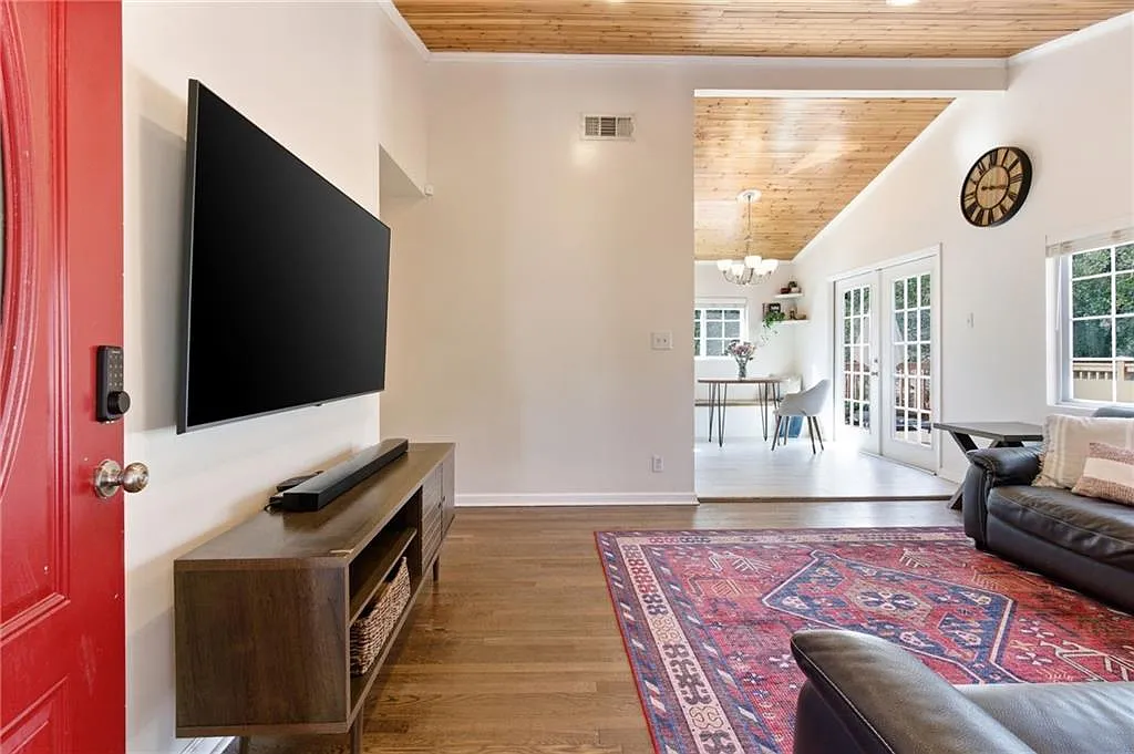 4 bed, 2.0 bath, 1912 sqft, $2,650 — Photo 4