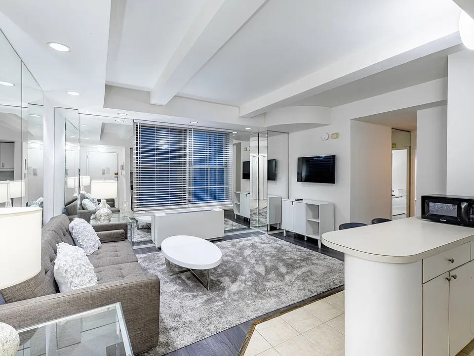 150 W 51st St #1035