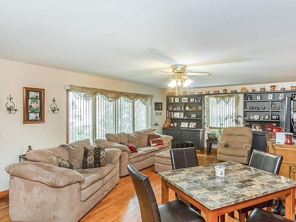 4th image of 206 W Broad Oak Dr