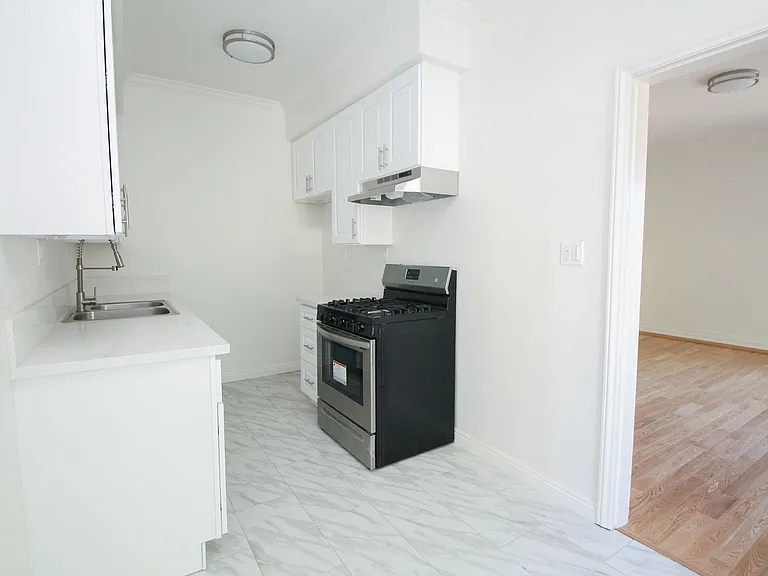 367 N Orange Grove Ave — Photo 3