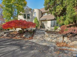 707 Horseshoe Trl, Franklin Lakes, NJ 07417