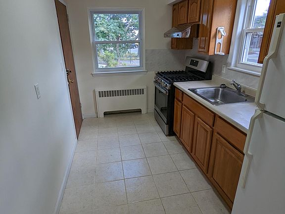 3rd image of 4676 192nd St Floor 1