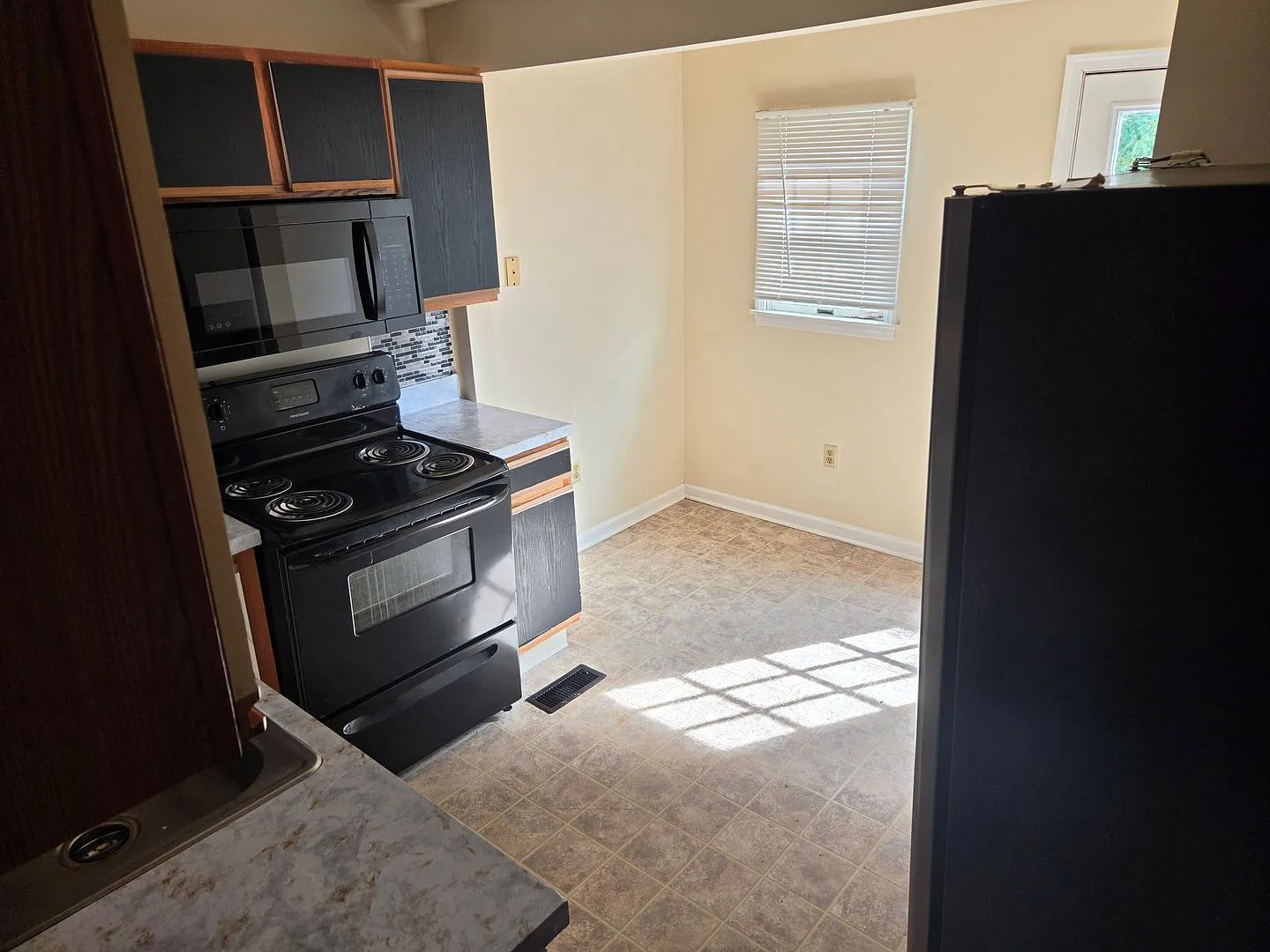 2 Bedroom 1 Bath Apartment — Photo 4