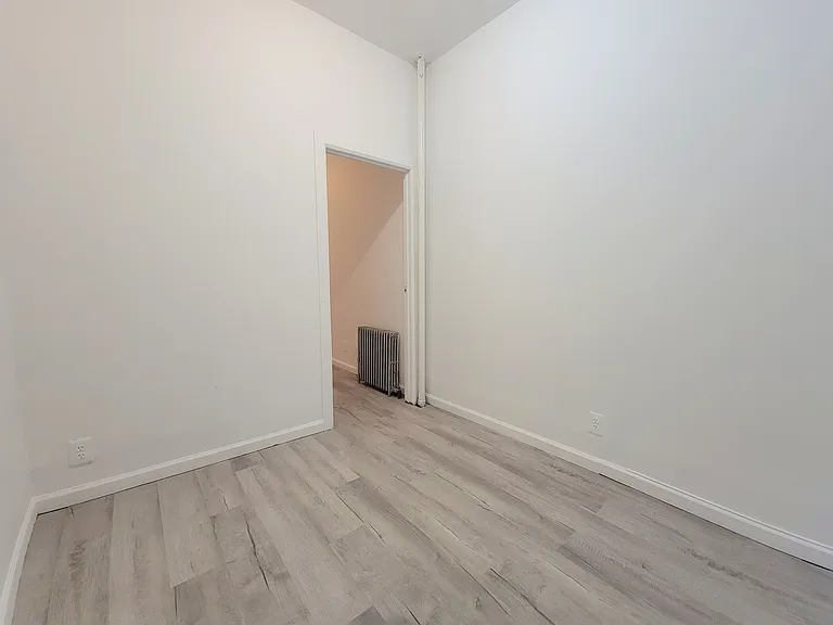 557 Wilson Ave #3L — Photo 9