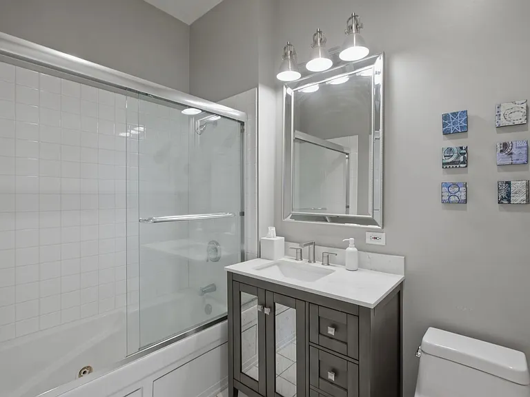 623 W Barry Ave #1 — Photo 17