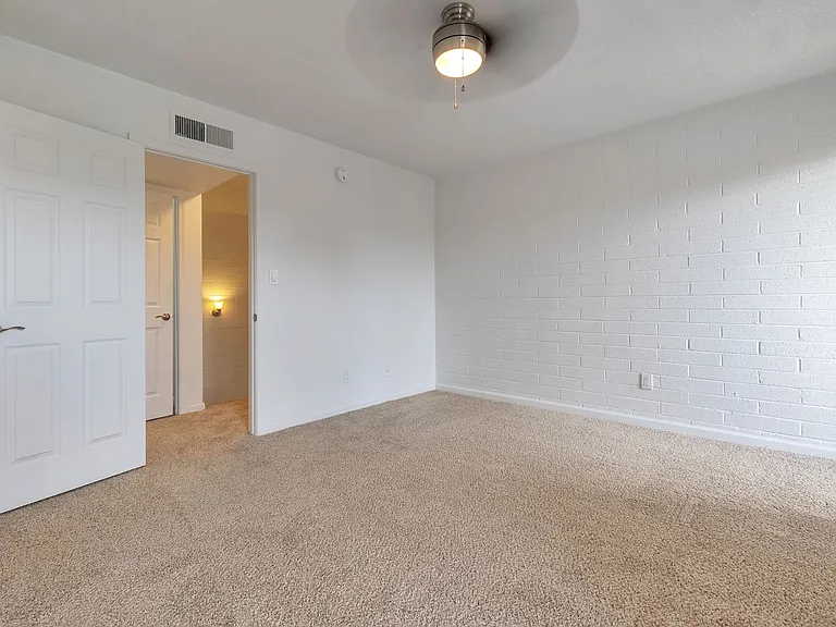 1815 W Tuckey Ln — Photo 21