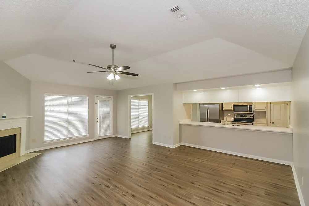3 bed, 2.0 bath, 1622 sqft, $1,660 — Photo 3