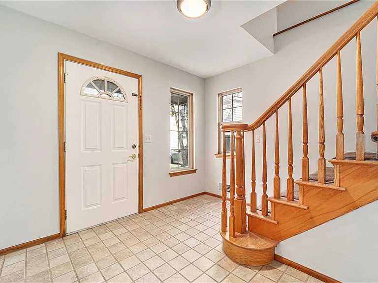 896 Saint Clair St — Photo 4