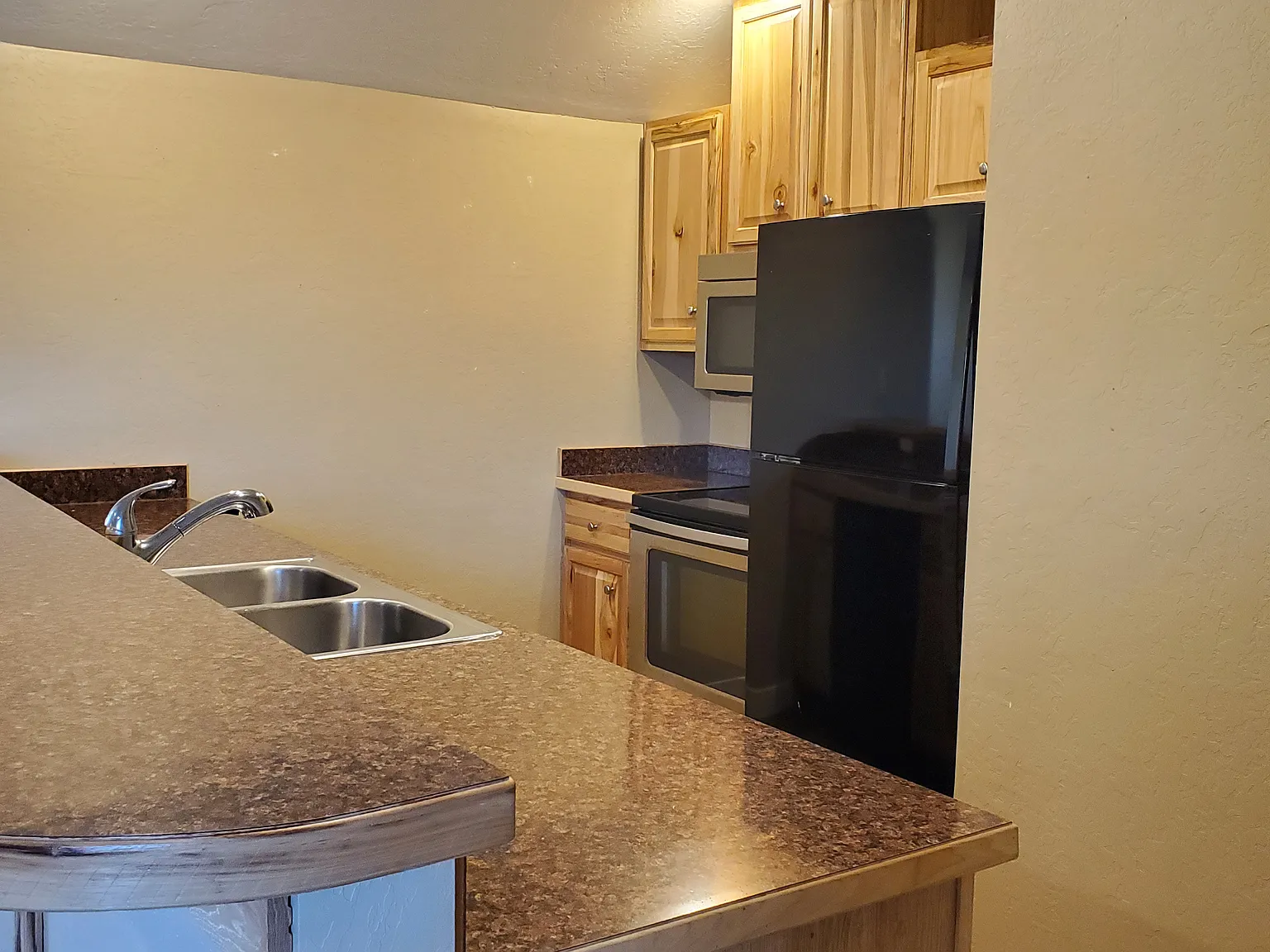 405 Vermeer Dr — Photo 3